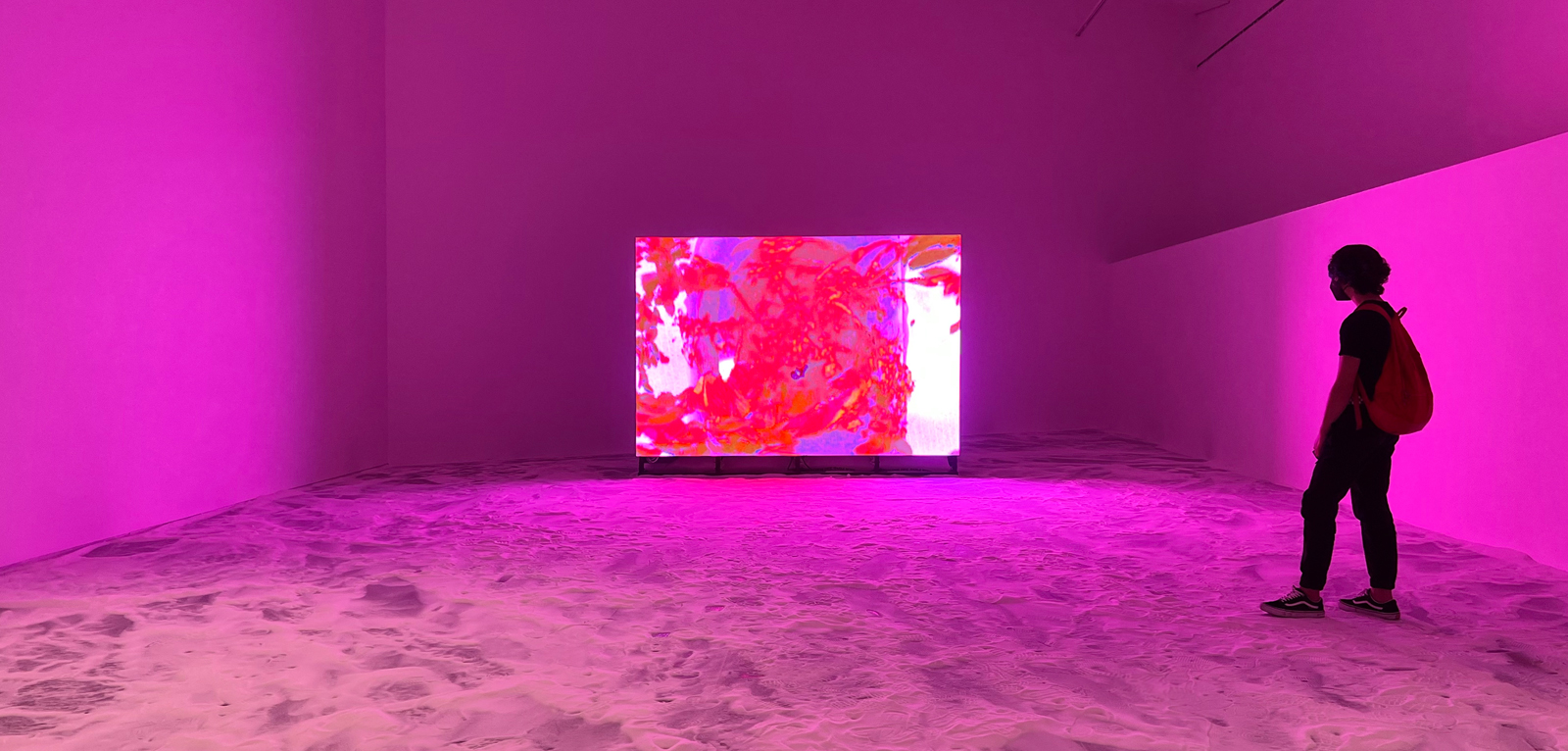 'Terminal Beach' por Troika en Arte Abierto como parte de la exposición 'No Sound of Water' - pantalla LCD cortesía Grupo Expansión