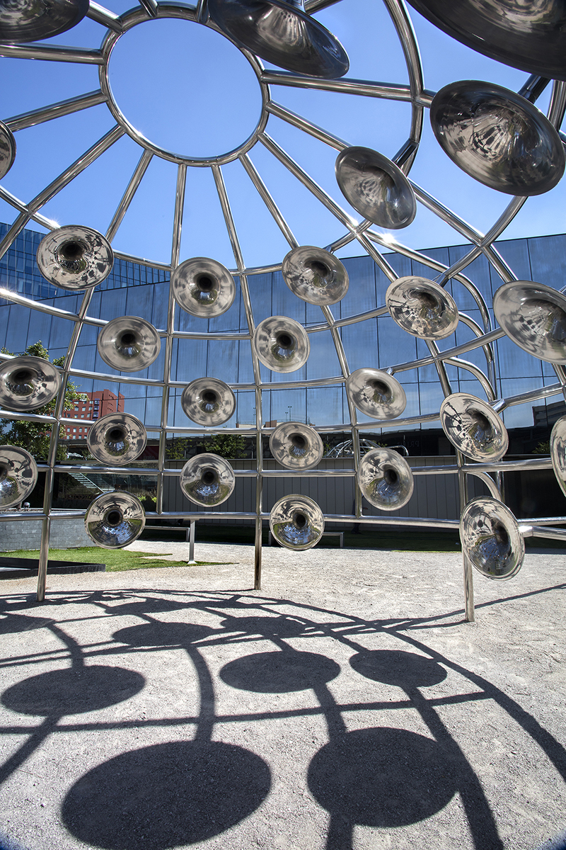 TANIA CANDIANI (MÉXICO, 1974) KIOSKO SONORO, 2018 Estructura de acero, trompetas, tubos, bases de concreto. Colección Arte Abierto
