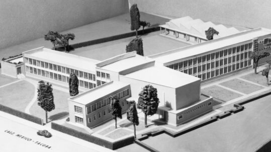 Maqueta Escuela Albert Einstein por Vladimir Kaspé. Foto ©Acervo Vladimir Kaspé Derivas de arte y arquitectura. Arte Abierto