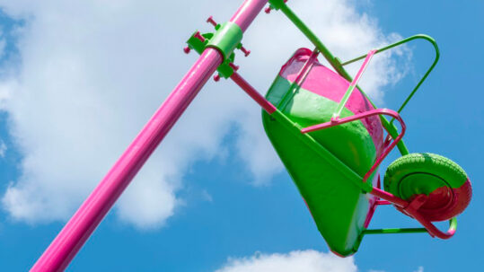 Abraham Cruzvillegas (1968) Detalle de "Autorretrato flameante, mirando al mismo tiempo a dos mares, asomándome para tirar guiños a los cardones, las chirinolas, los cirios, las biznagas, los alicoches, los lentiscos, las yucas, los saladitos, las jojobas, los chamizos, las pitayas, los chilicotes, las choyas, los ocotillos, y al tecolote llanero, mientras me tumbo un par de tostadas de abulón y almeja chocolata, junto con sus buenos guarapos, una kawazaki rusa bien helodia, y un licor de damiana, escuchando la sublime ‘El invisible’, mientras tiro un chiflido llanero que se escuchará en toda la península, antes de que llegue el ferry", 2025 Pintura, acero Medidas variables Arte Abierto Baja Coleccióm Arte Abierto Foto Kurimanzutto