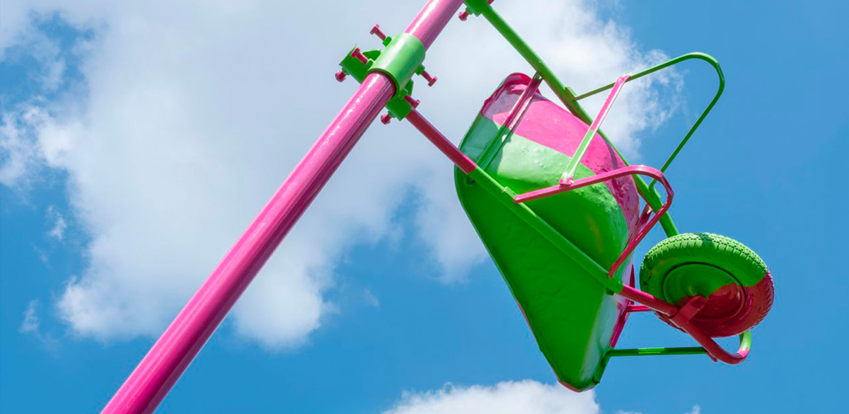 Abraham Cruzvillegas (1968) Detalle de "Autorretrato flameante, mirando al mismo tiempo a dos mares, asomándome para tirar guiños a los cardones, las chirinolas, los cirios, las biznagas, los alicoches, los lentiscos, las yucas, los saladitos, las jojobas, los chamizos, las pitayas, los chilicotes, las choyas, los ocotillos, y al tecolote llanero, mientras me tumbo un par de tostadas de abulón y almeja chocolata, junto con sus buenos guarapos, una kawazaki rusa bien helodia, y un licor de damiana, escuchando la sublime ‘El invisible’, mientras tiro un chiflido llanero que se escuchará en toda la península, antes de que llegue el ferry", 2025 Pintura, acero Medidas variables Arte Abierto Baja Coleccióm Arte Abierto Foto Kurimanzutto